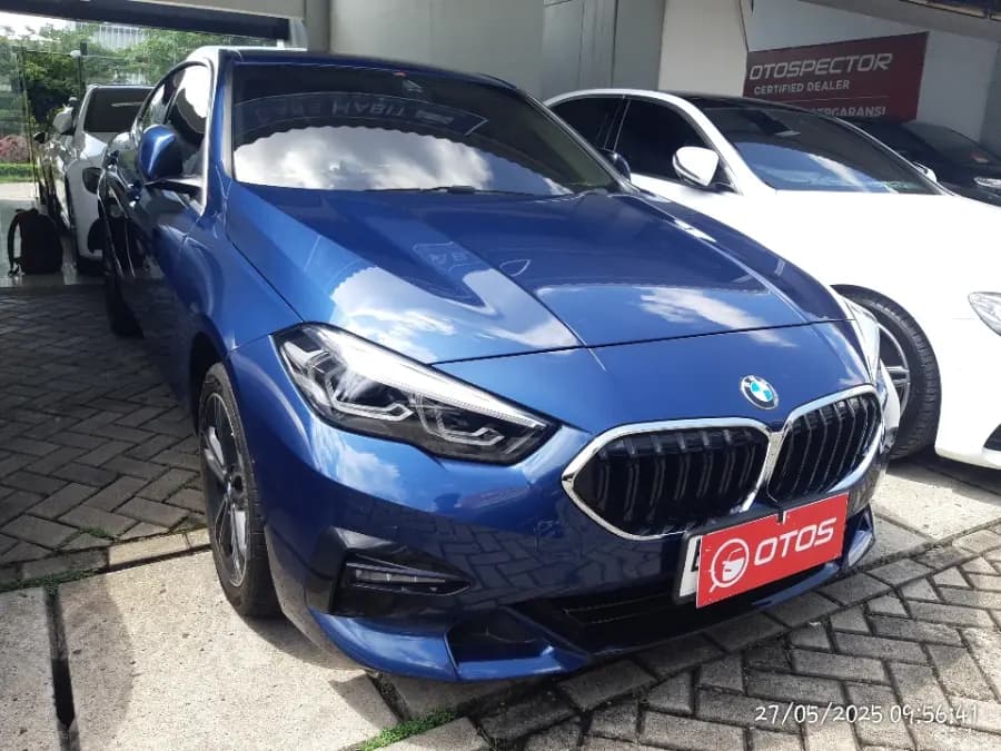 Foto Mobil Bekas Kanan Depan BMW 218i 1.5 tahun 2023