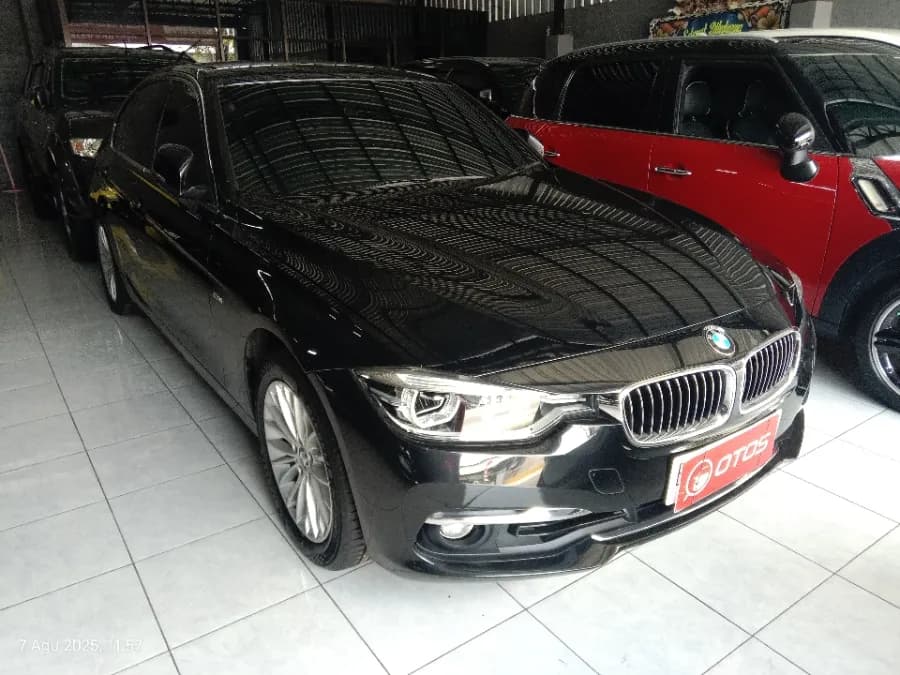 Foto Mobil Bekas Kanan Depan BMW 320i 2.0 tahun 2018