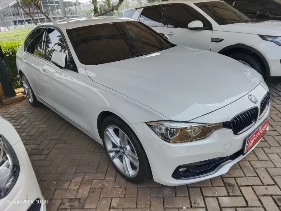 Foto Mobil Bekas Kanan Depan BMW 320i 2.0 tahun 2019