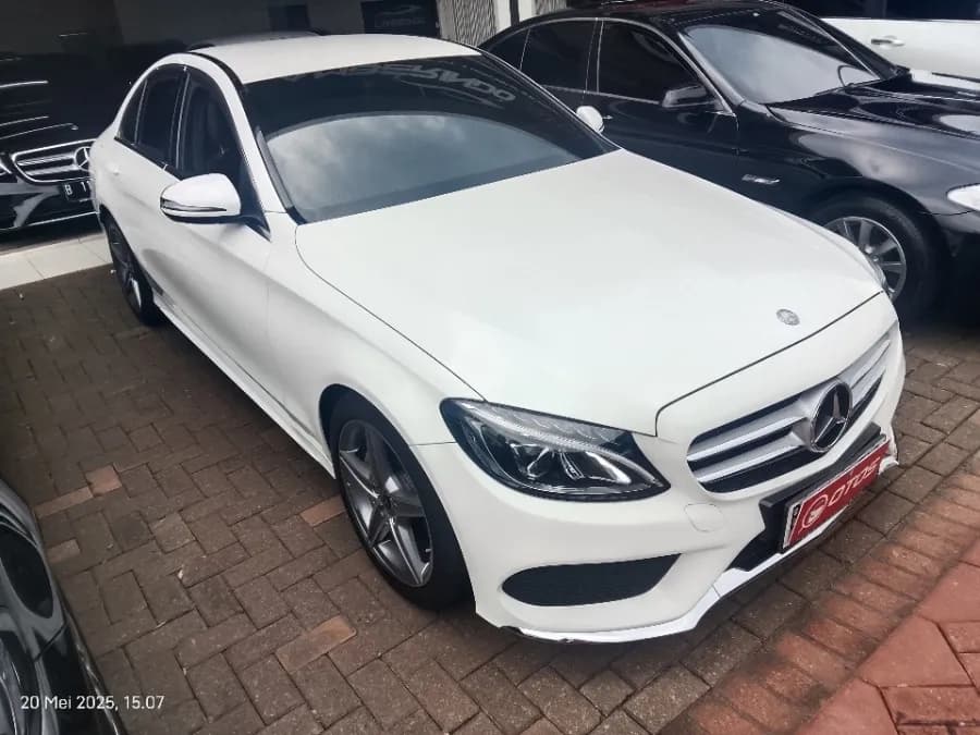 Foto Mobil Bekas Kanan Depan Mercedes-Benz C200 2.0 tahun 2017
