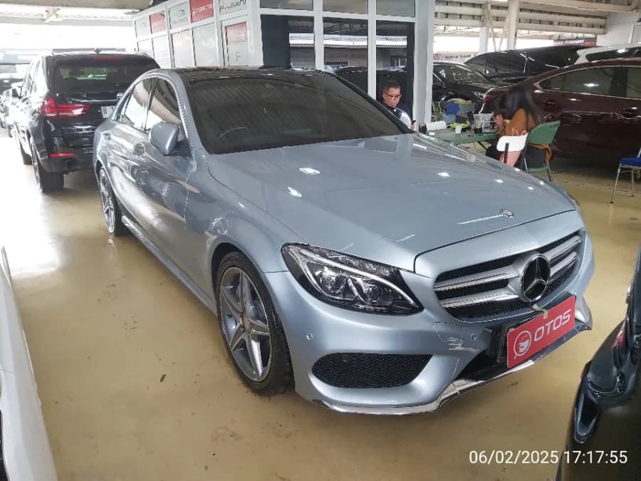 Foto Mobil Bekas Kanan Depan Mercedes-Benz C250 2.0 tahun 2016