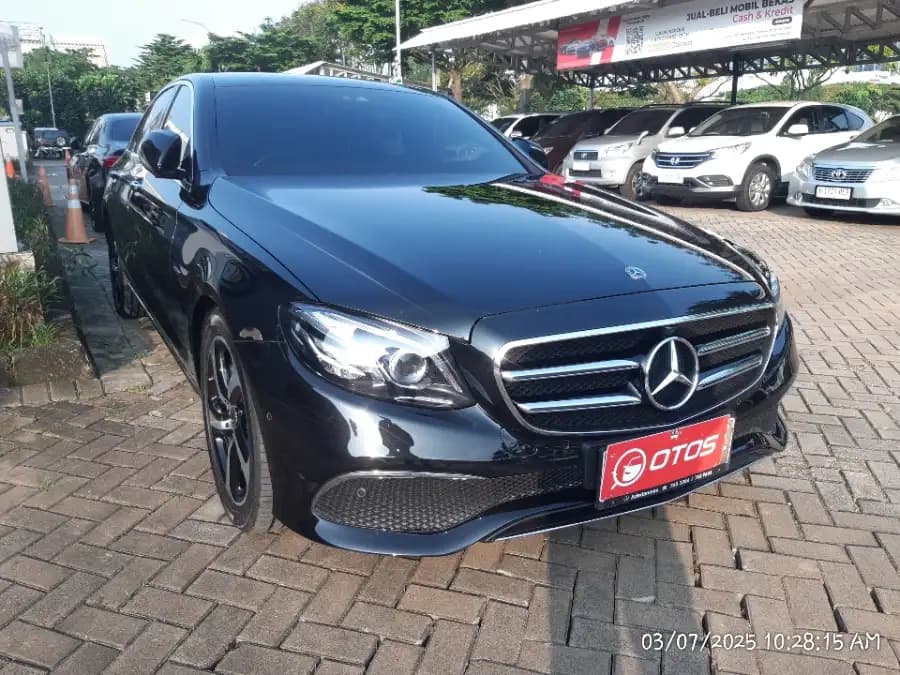 Foto Mobil Bekas Kanan Depan Mercedes-Benz E300 2.0 tahun 2019