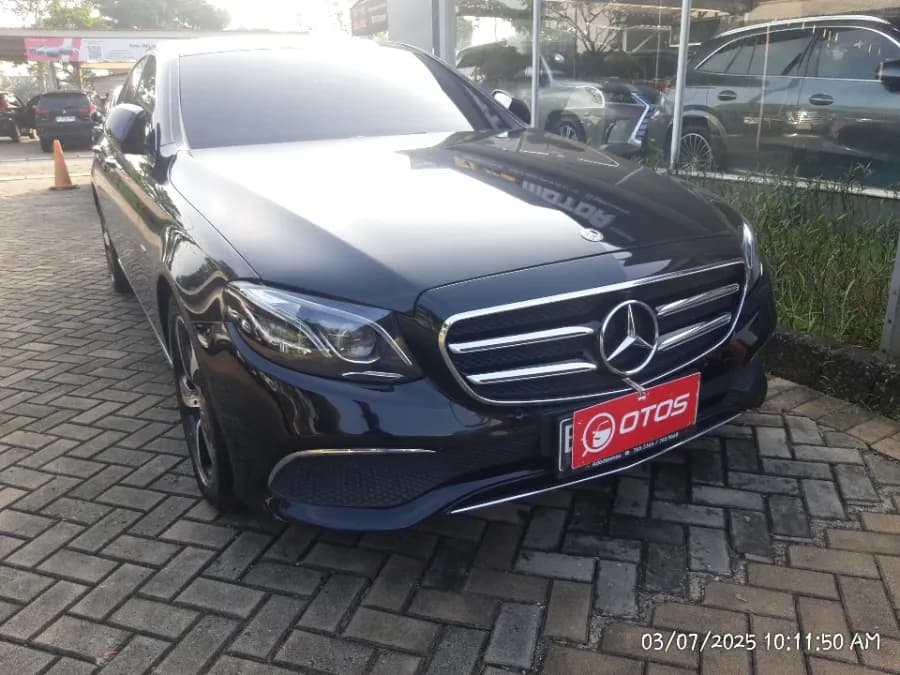 Foto Mobil Bekas Kanan Depan Mercedes-Benz E300 2.0 tahun 2019
