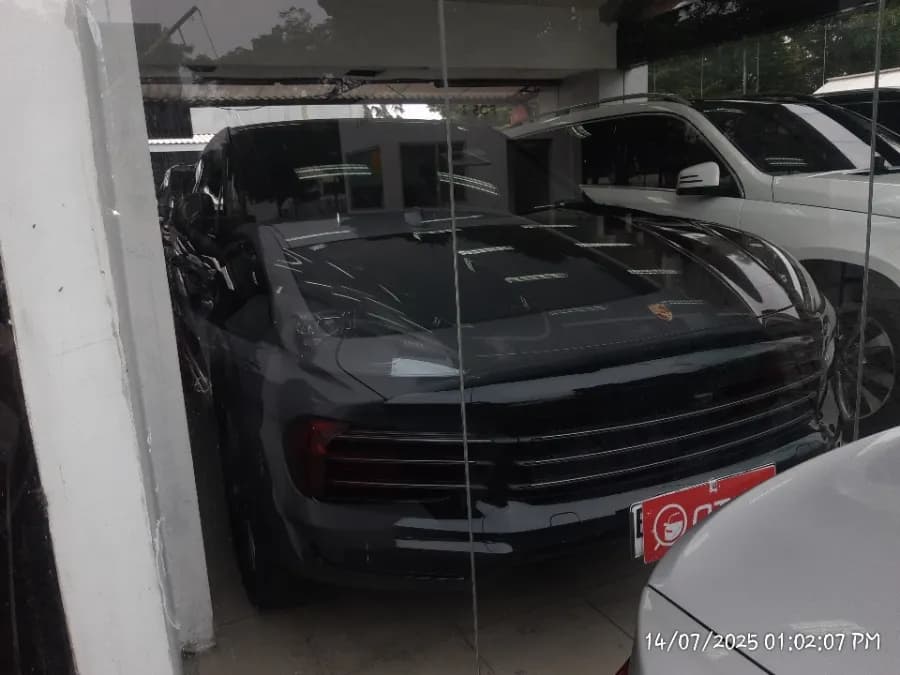 Foto Mobil Bekas Kanan Depan Porsche Cayenne 3.0 tahun 2023