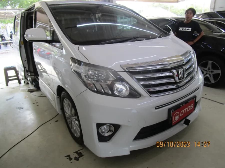 Foto Mobil Bekas Kanan Depan Toyota Alphard 2.4 SC tahun 2014