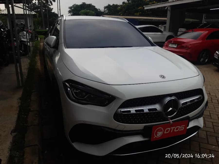 Foto Mobil Bekas Kanan Depan Mercedes-Benz GLA200 1.3 tahun 2021