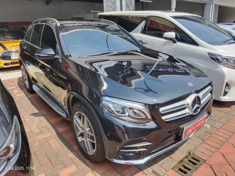 Foto Mobil Bekas Kanan Depan Mercedes-Benz GLC200 2.0 tahun 2018