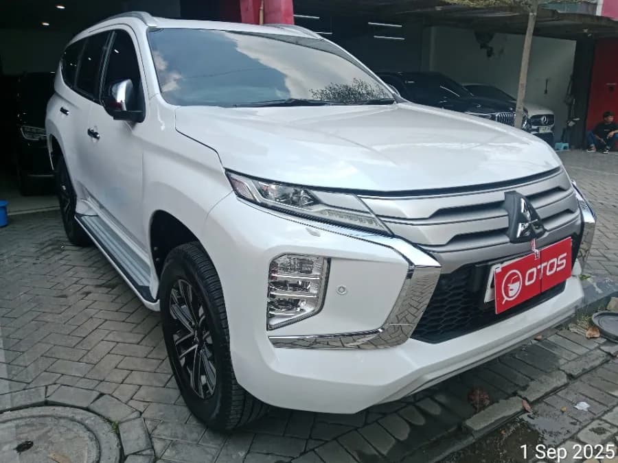 Foto Mobil Bekas Kanan Depan Mitsubishi Pajero Sport 2.4 Dakar 4X2 tahun 2022