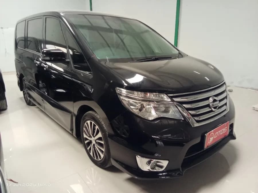 Foto Mobil Bekas Kanan Depan Nissan Serena 2.0 Highway Star tahun 2017
