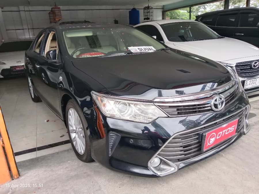 Foto Mobil Bekas Kanan Depan Toyota Camry 2.5 V tahun 2015