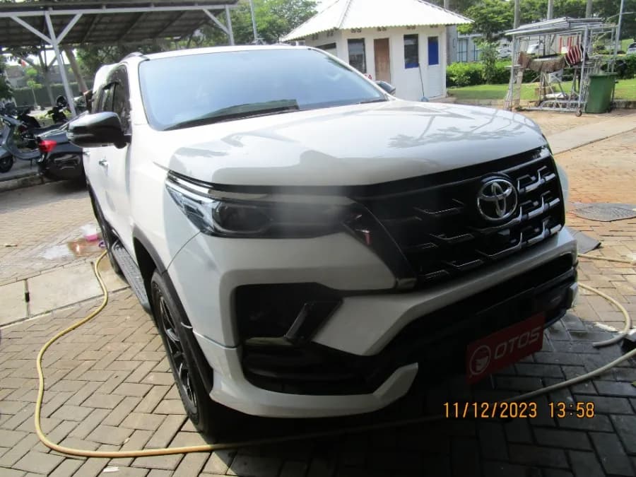 Foto Mobil Bekas Kanan Depan Toyota Fortuner 2.8 4X2 VRZ tahun 2022
