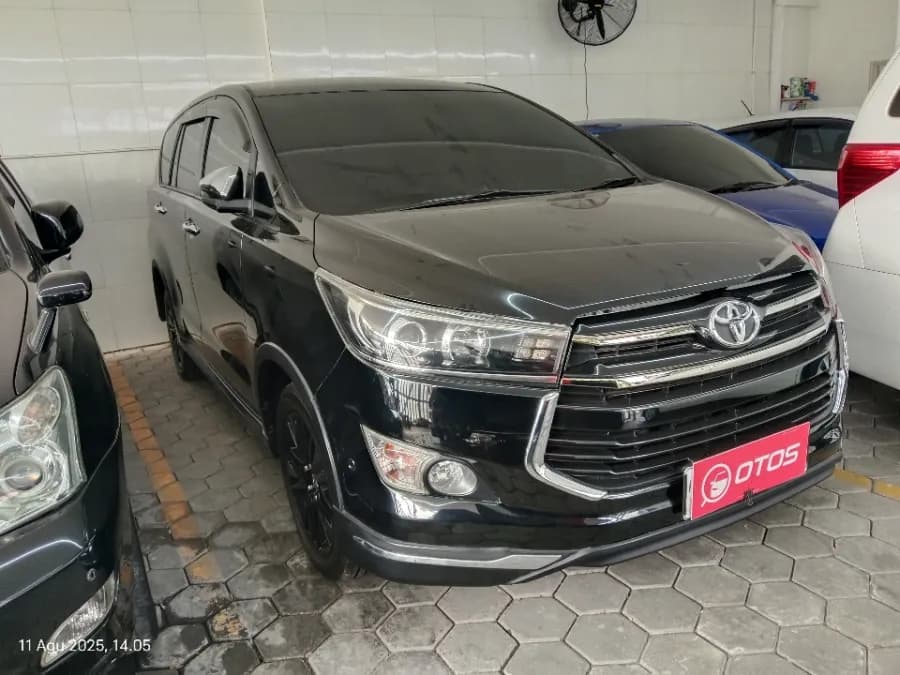 Foto Mobil Bekas Kanan Depan Toyota Innova 2.4 Q Venturer tahun 2017