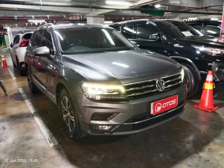 Foto Mobil Bekas Kanan Depan Volkswagen Tiguan 1.4 TSI Allspace tahun 2020